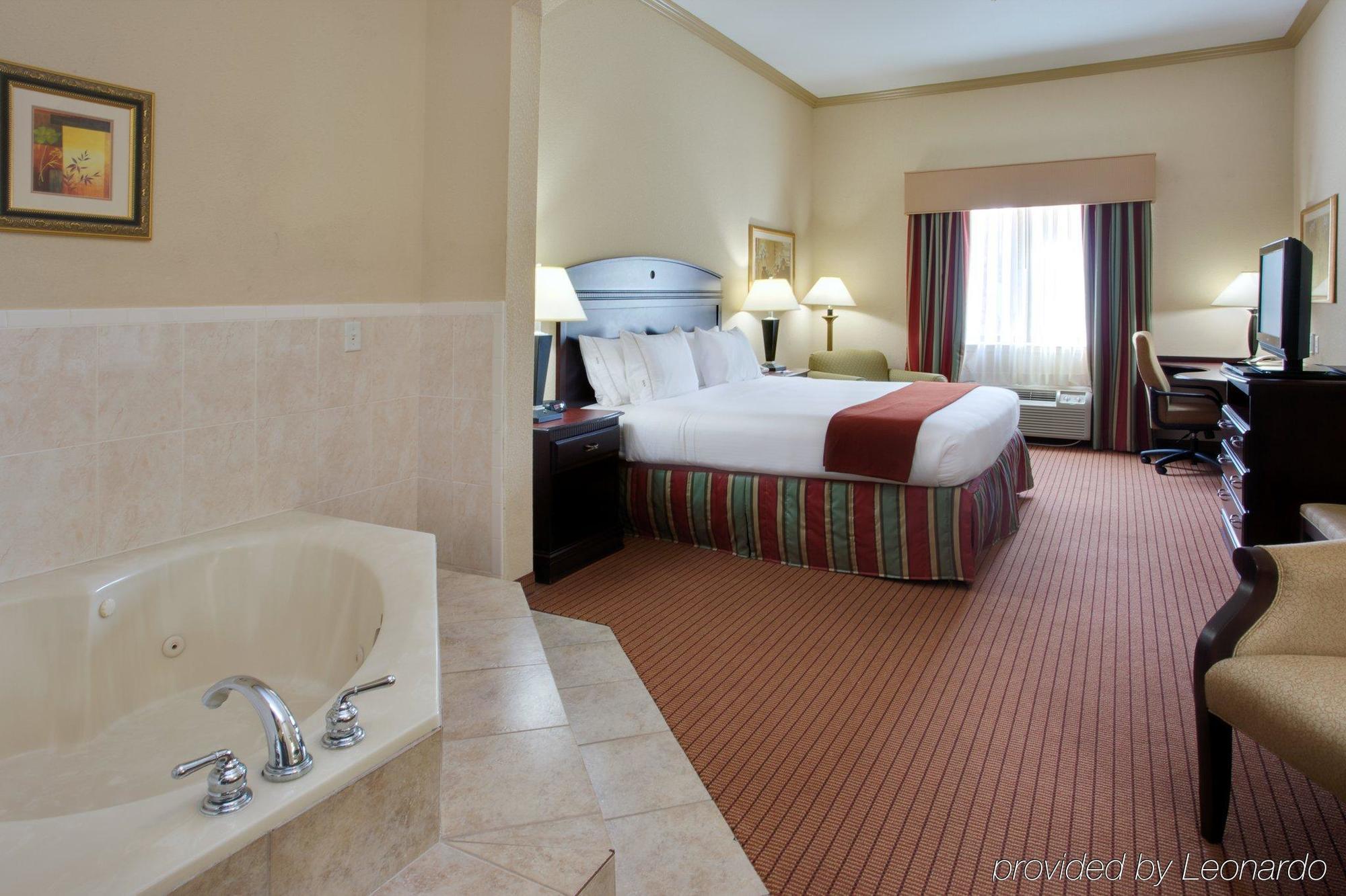 Holiday Inn Express & Suites Wharton By Ihg Rum bild