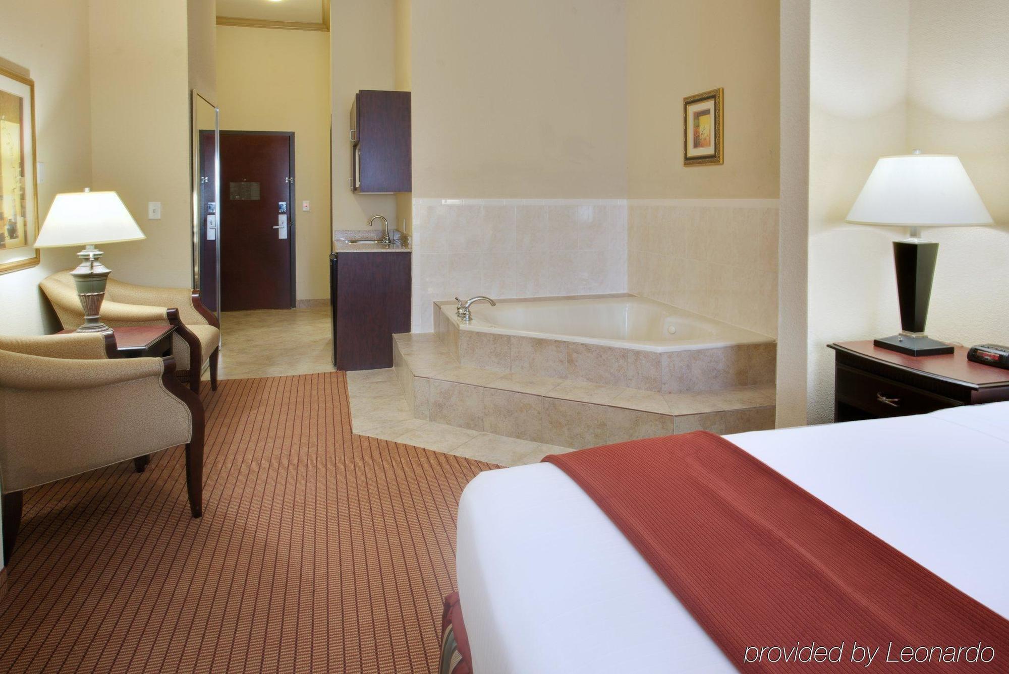 Holiday Inn Express & Suites Wharton By Ihg Rum bild